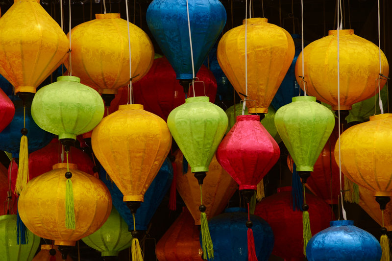 Bunte Lampions auf einem Markt